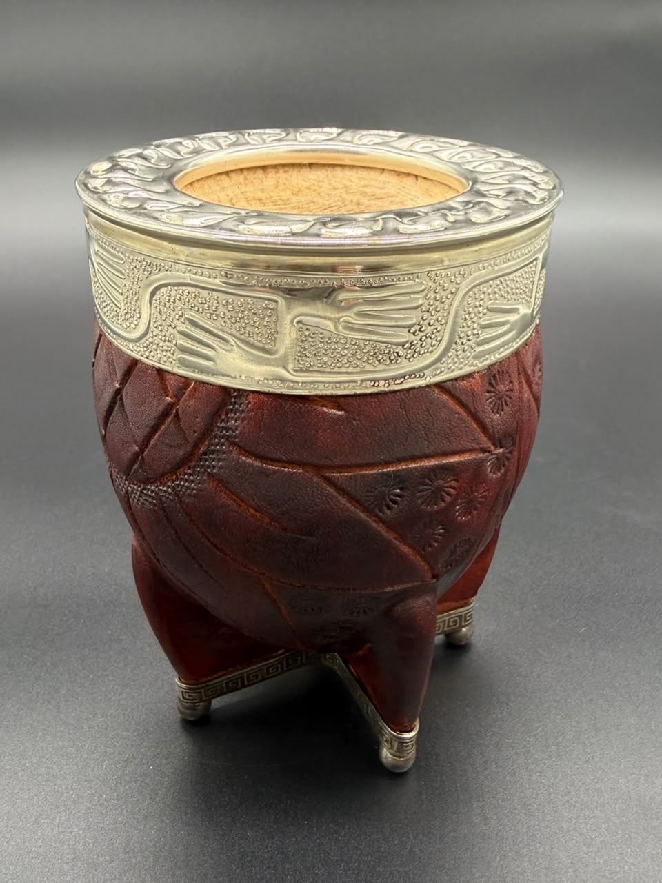 Mate Imperial Virola Cincelada Cuero Repujado con Base