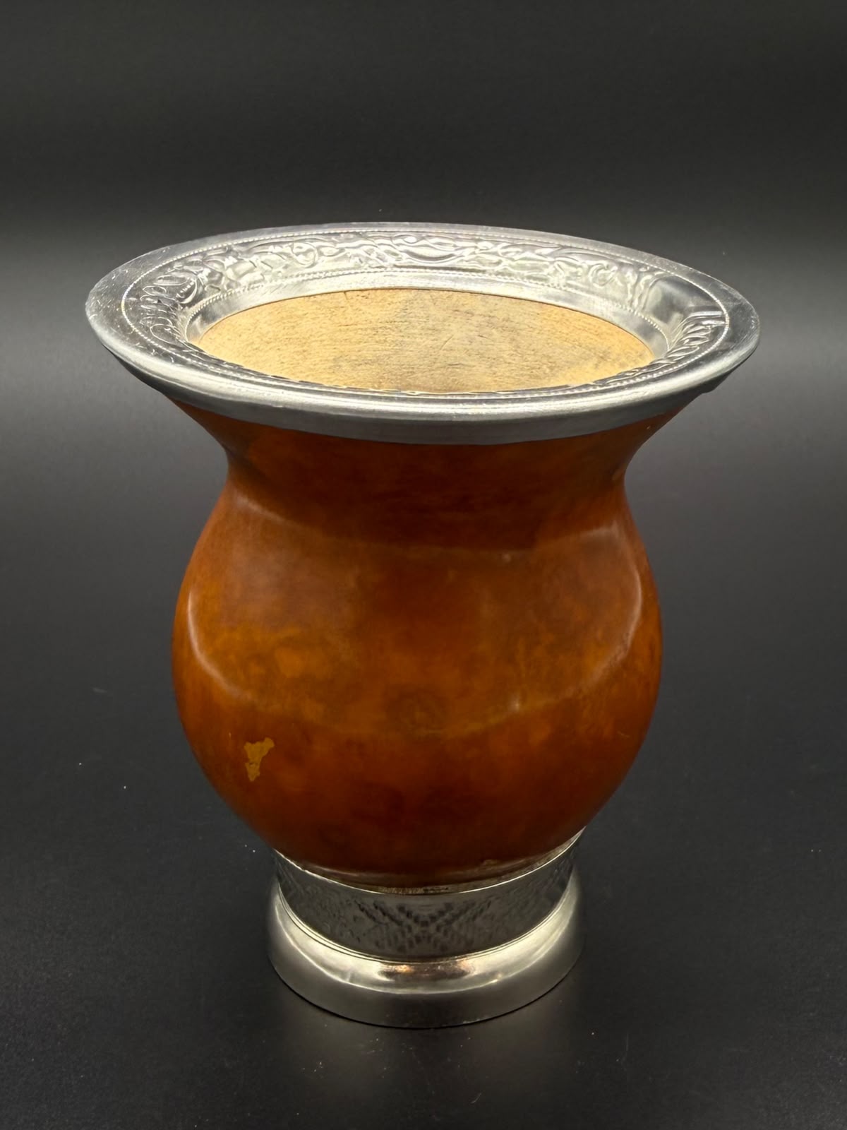 Mate Criollo con Virola Cincelada de Aluminio y Base - Imagen 2