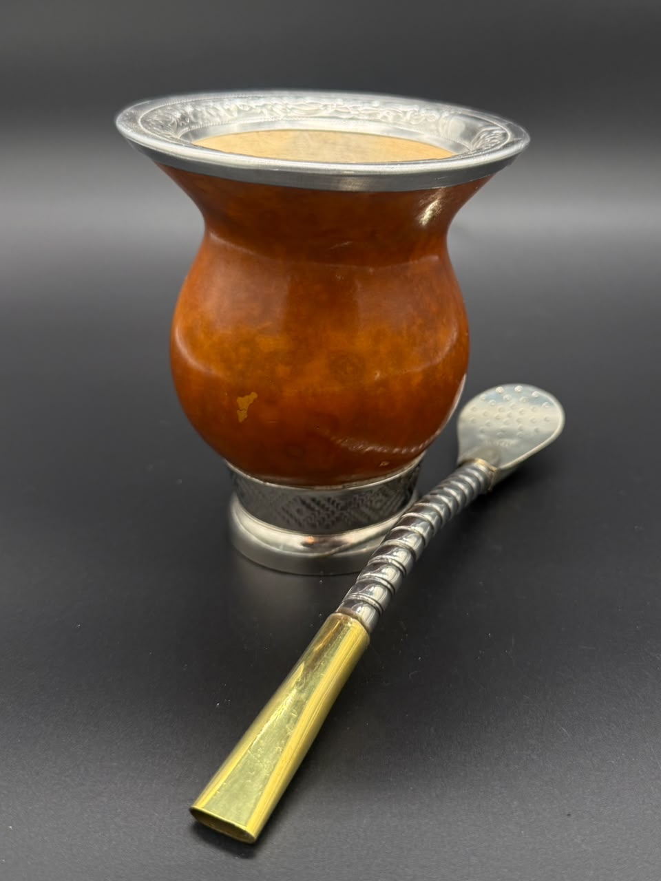 Mate Criollo con Virola Cincelada de Aluminio y Base - Imagen 3