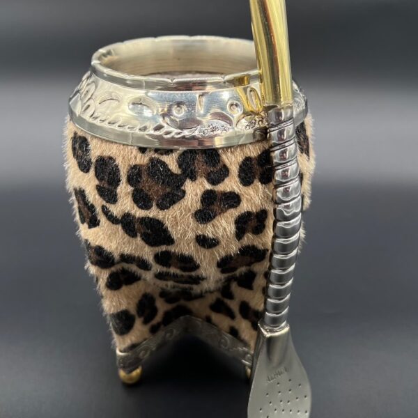 Mate Torpedo Cuero Animal Print con pelos Virola Cincelada con base Bolitas