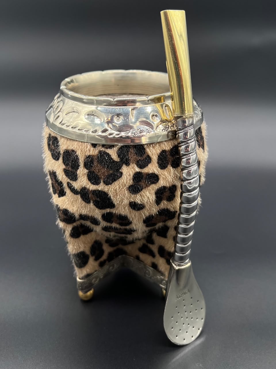 Mate Torpedo Cuero Animal Print con pelos Virola Cincelada con base Bolitas
