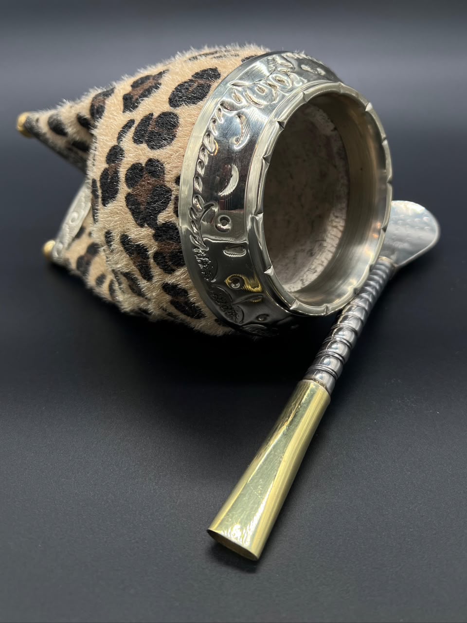 Mate Torpedo Cuero Animal Print con pelos Virola Cincelada con base Bolitas - Imagen 3