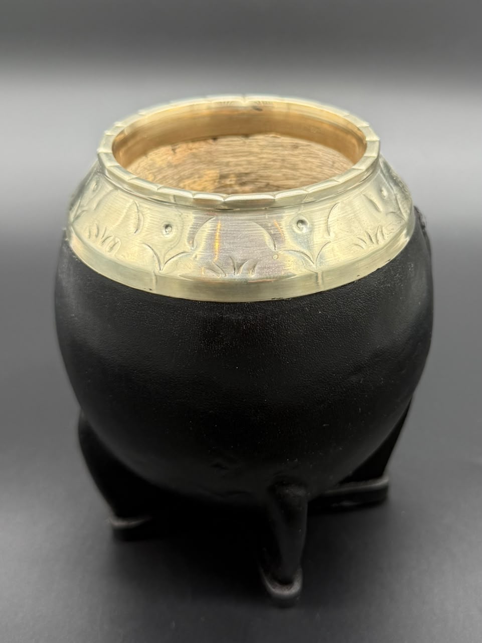Mate Torpedo Cuero Liso Negro Virola Cincelada