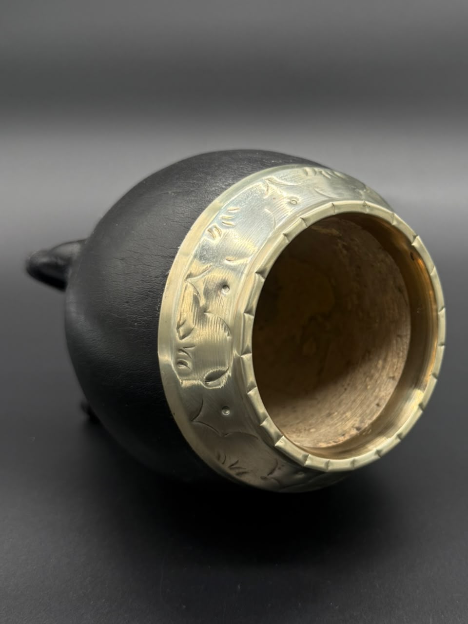 Mate Torpedo Cuero Liso Negro Virola Cincelada - Imagen 2
