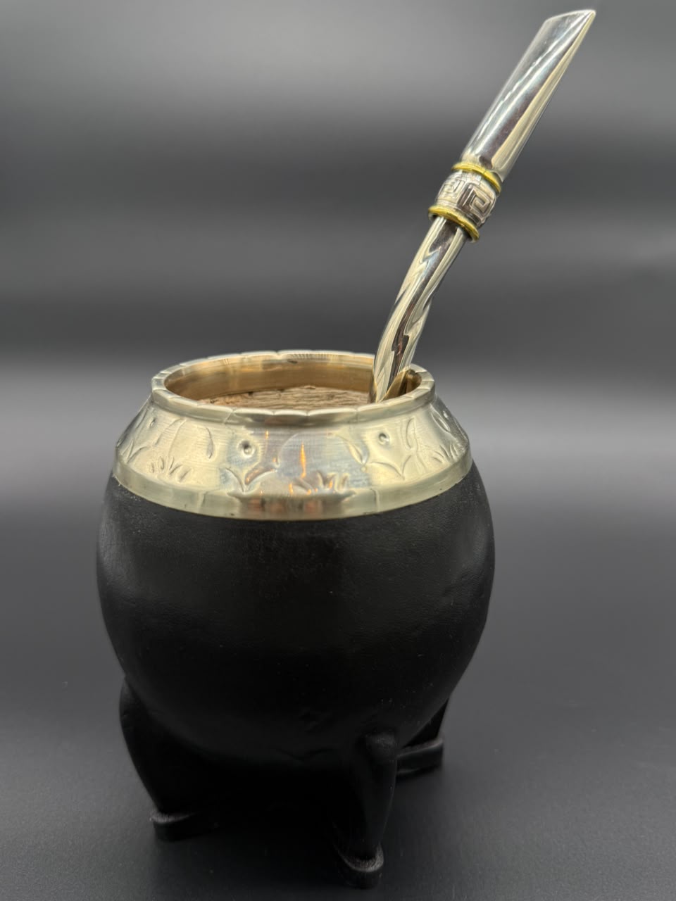 Mate Torpedo Cuero Liso Negro Virola Cincelada - Imagen 3