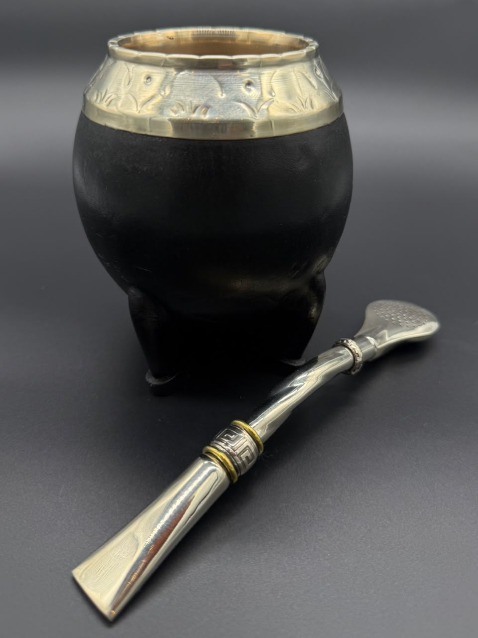 Mate Torpedo Cuero Liso Negro Virola Cincelada - Imagen 4