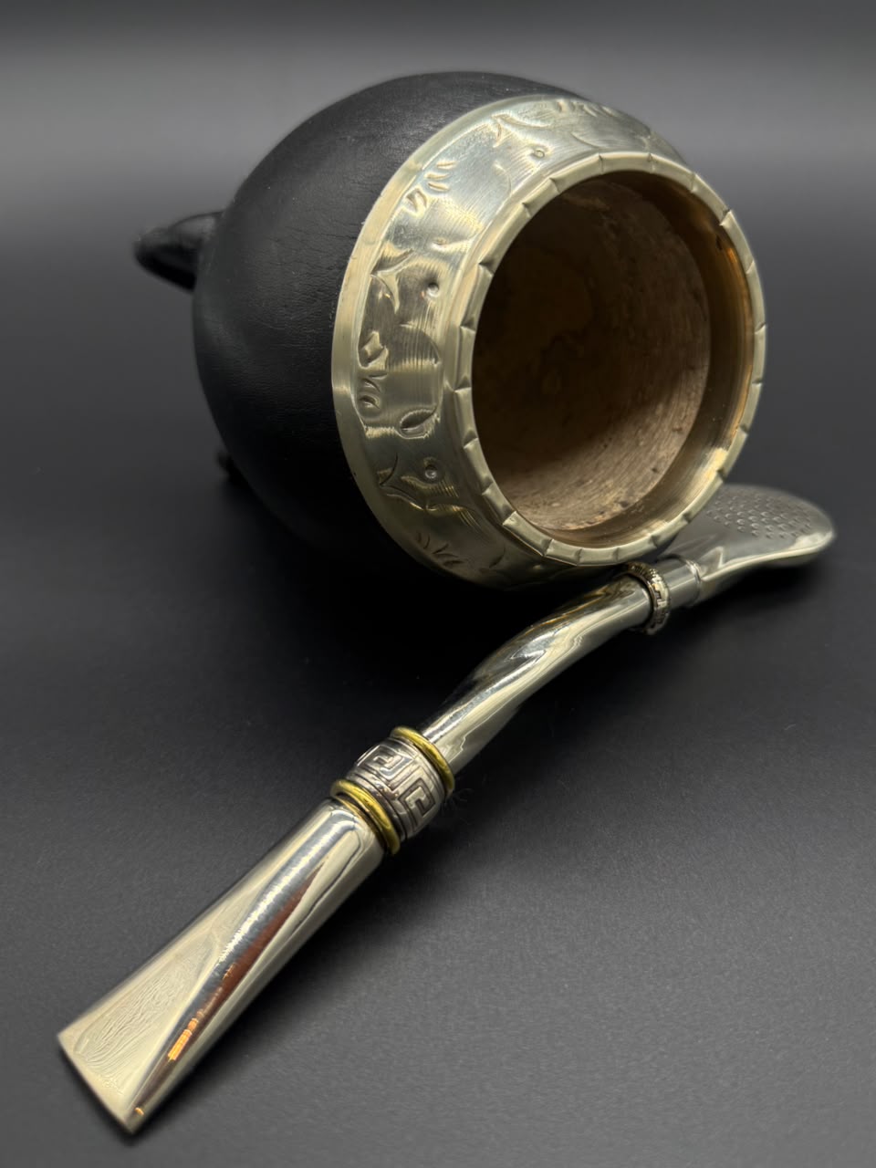 Mate Torpedo Cuero Liso Negro Virola Cincelada - Imagen 5