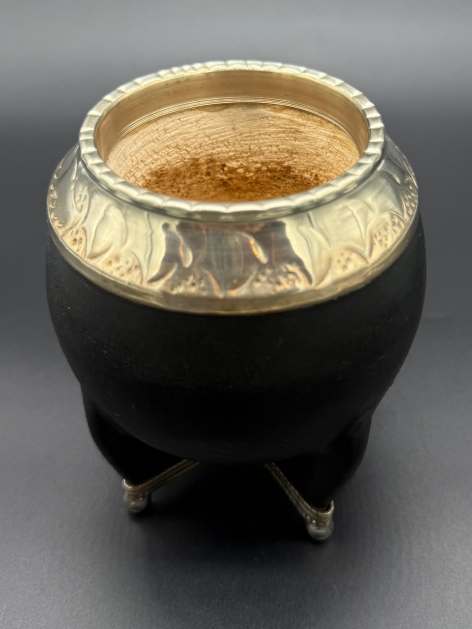 Mate Torpedo Cuero Liso Negro Virola Cincelada con base Bolitas - Imagen 3
