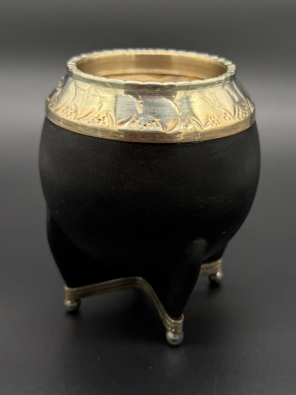 Mate Torpedo Cuero Liso Negro Virola Cincelada con base Bolitas - Imagen 4
