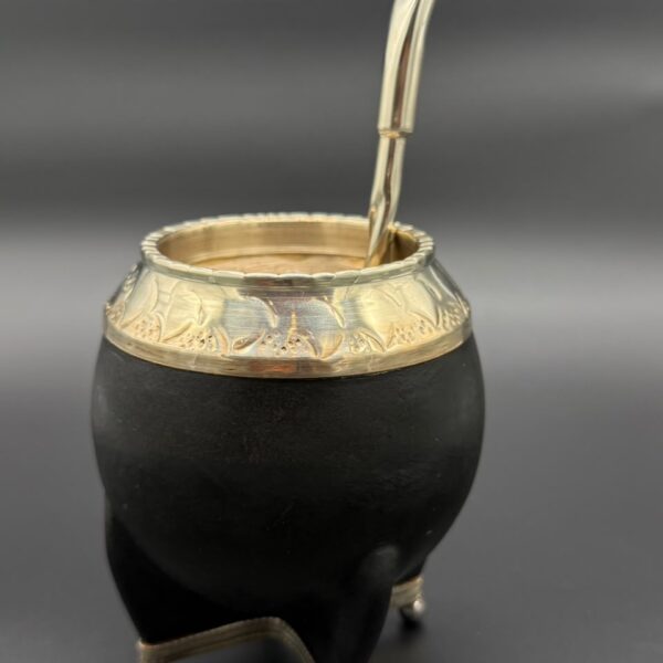 Mate Torpedo Cuero Liso Negro Virola Cincelada con base Bolitas