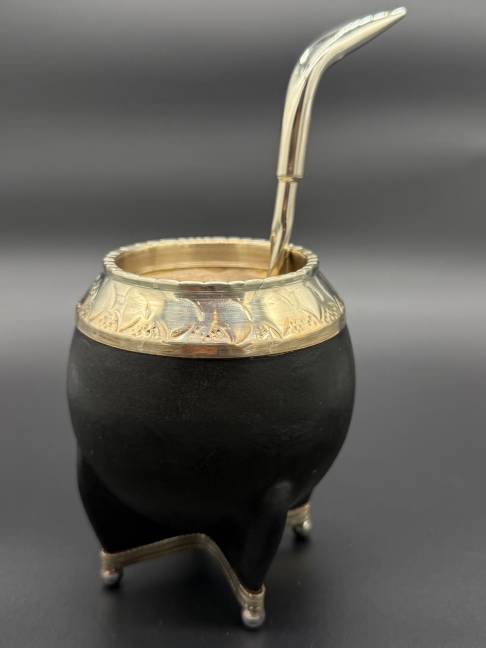 Mate Torpedo Cuero Liso Negro Virola Cincelada con base Bolitas