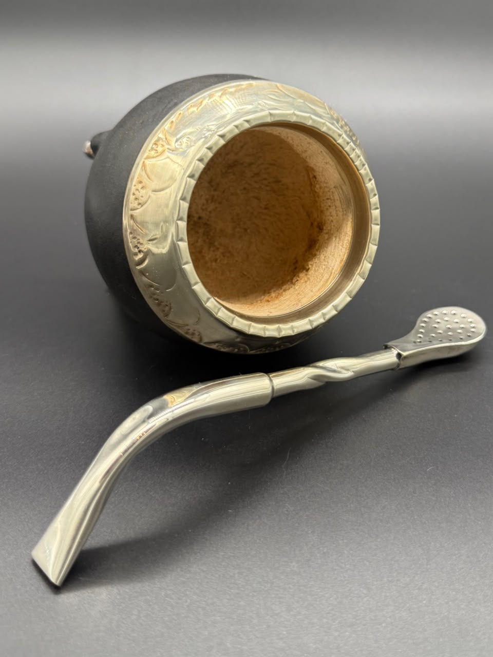 Mate Torpedo Cuero Liso Negro Virola Cincelada con base Bolitas - Imagen 2